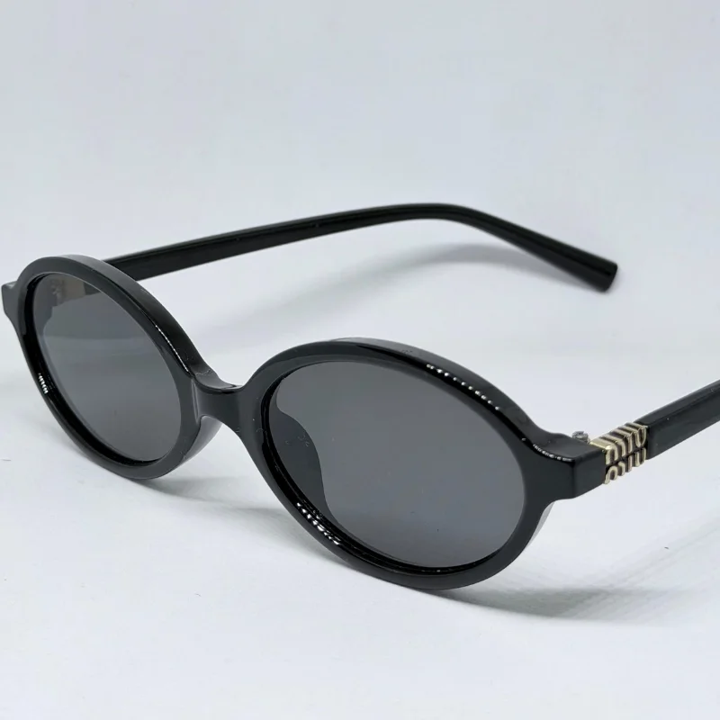 نظارات Miu Miu البيضاوية – لمسة كلاسيكية بأسلوب عصري