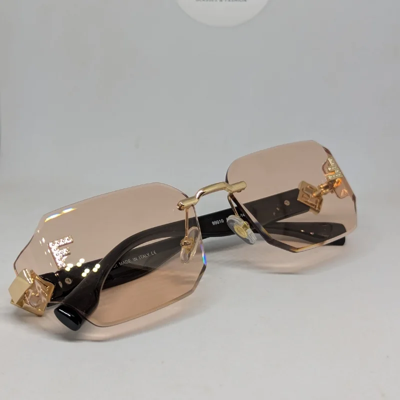 نظارات فندي (Fendi) بيضاوية بتصميم 