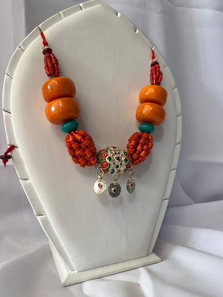 عقد أمازيغي تقليدي من الخرز والعقيق – حلي أمازيغي أصيل للنساء