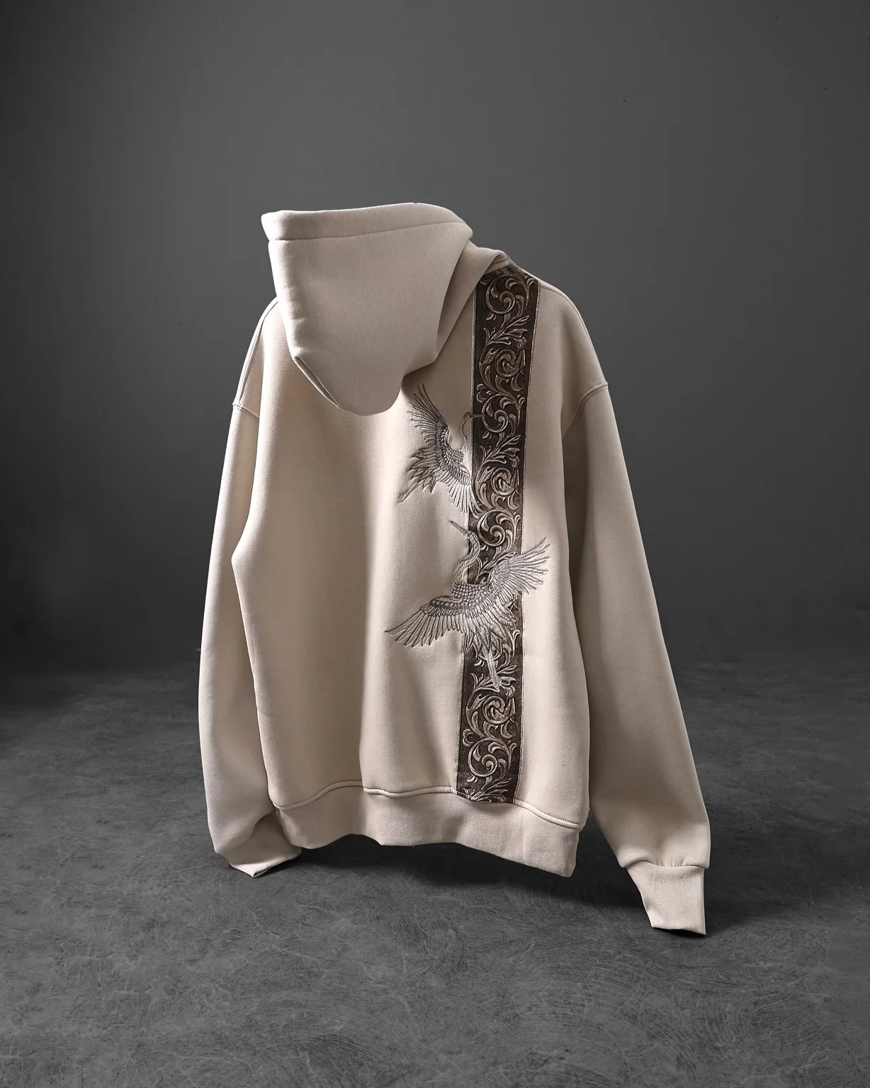 Hoodie Impérial – Motifs Baroques Dorés