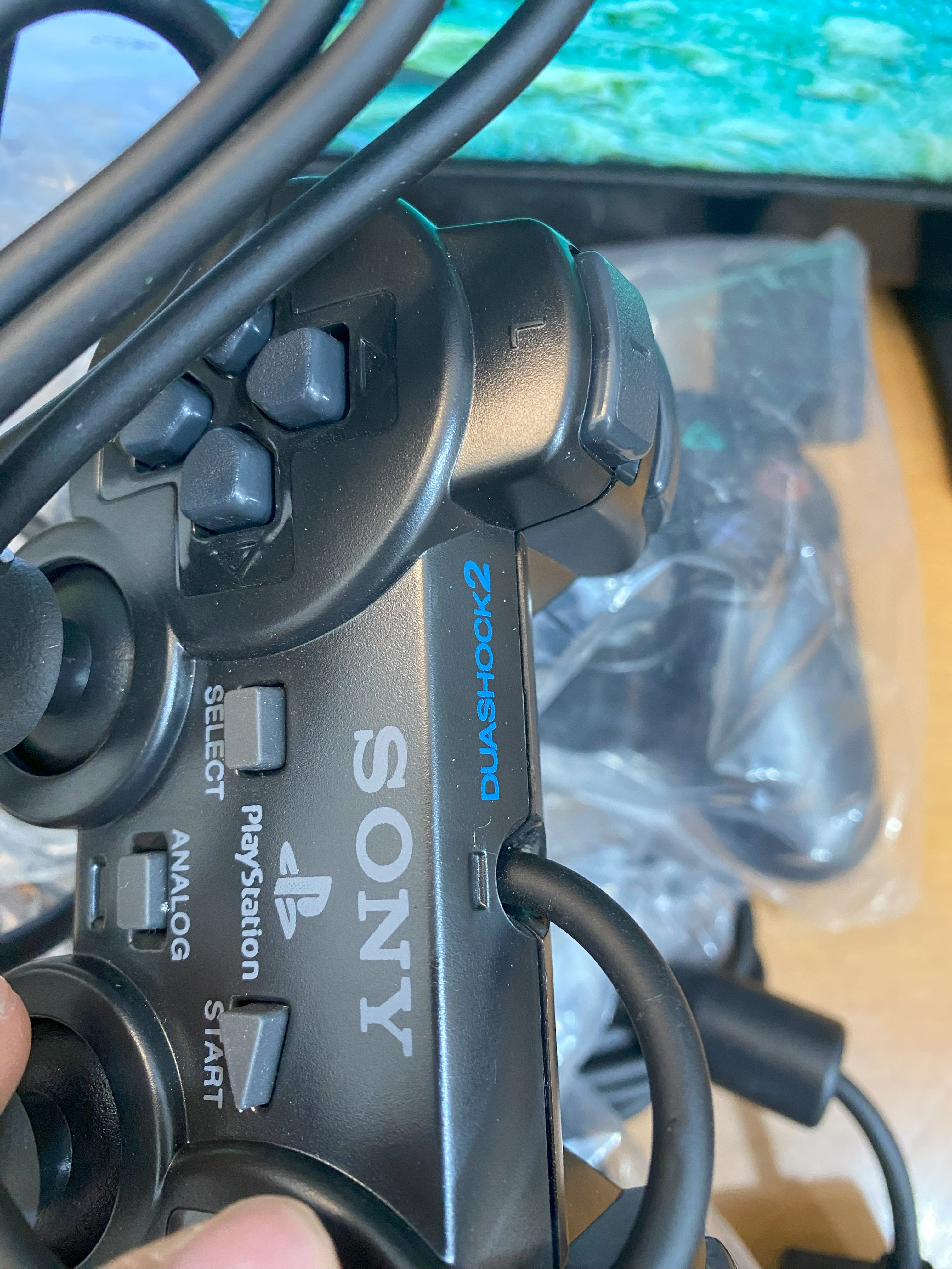 يد تحكم بلايستيشن 2 الاصدار الأول