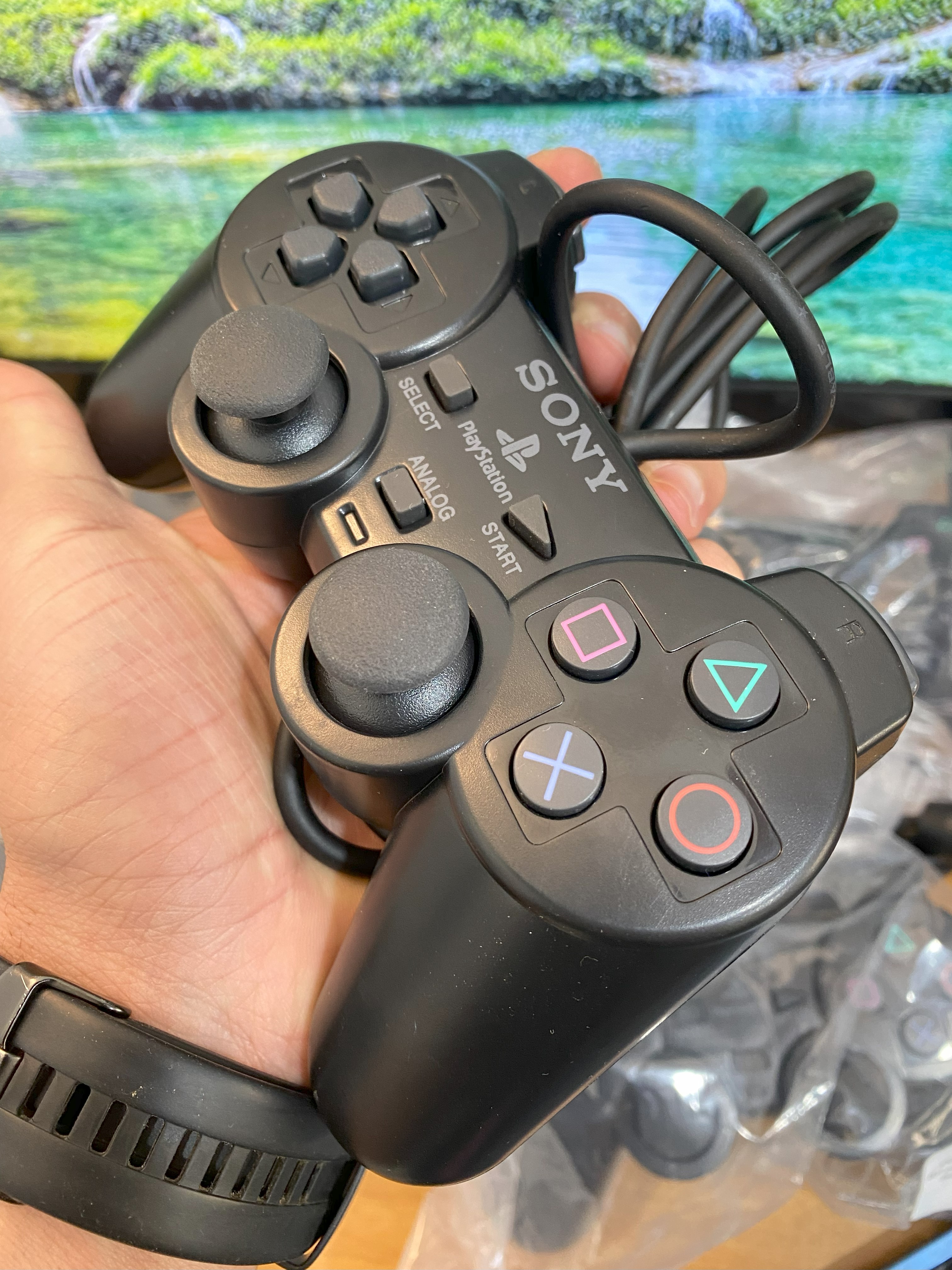 يد تحكم بلايستيشن 2 الاصدار الأول