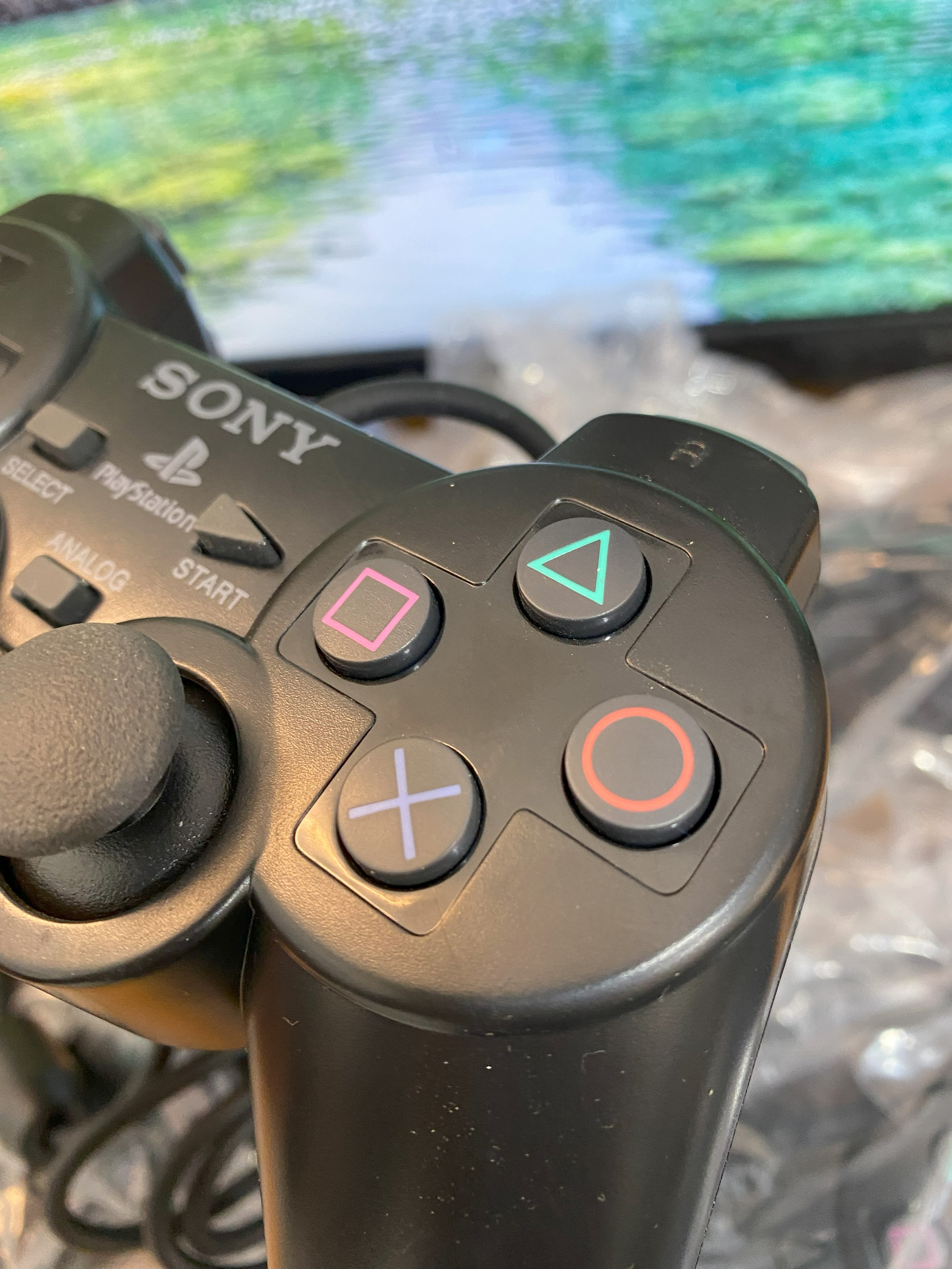 يد تحكم بلايستيشن 2 الاصدار الأول