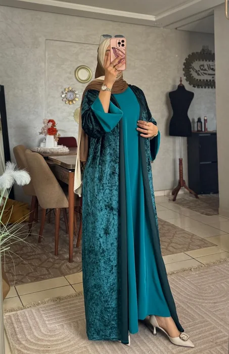 Elegance Emerald – عباية مخمل فاخرة بطبقتين لإطلالة ملكية راقية