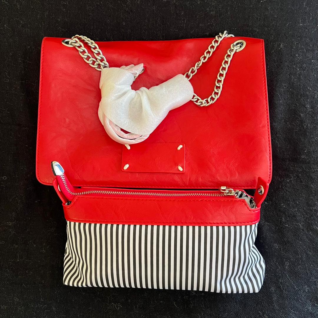 ❤️ شنطة رُبى – فخامة المعدن بلمسة لونية جريئة