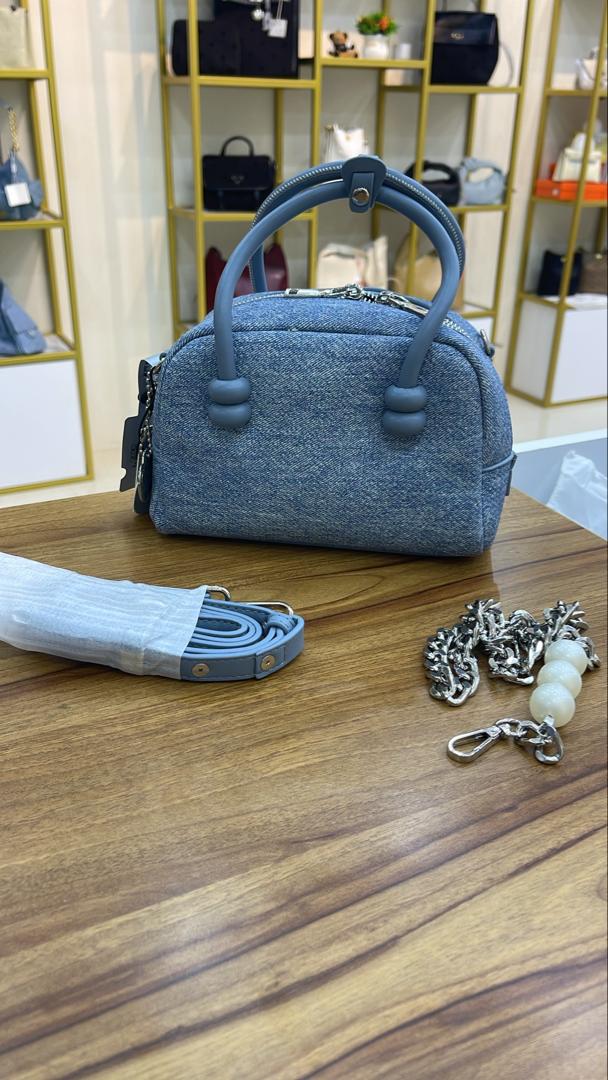 💙 شنطة لُـورا – لمسة أناقة عصرية بتفاصيل لؤلؤية