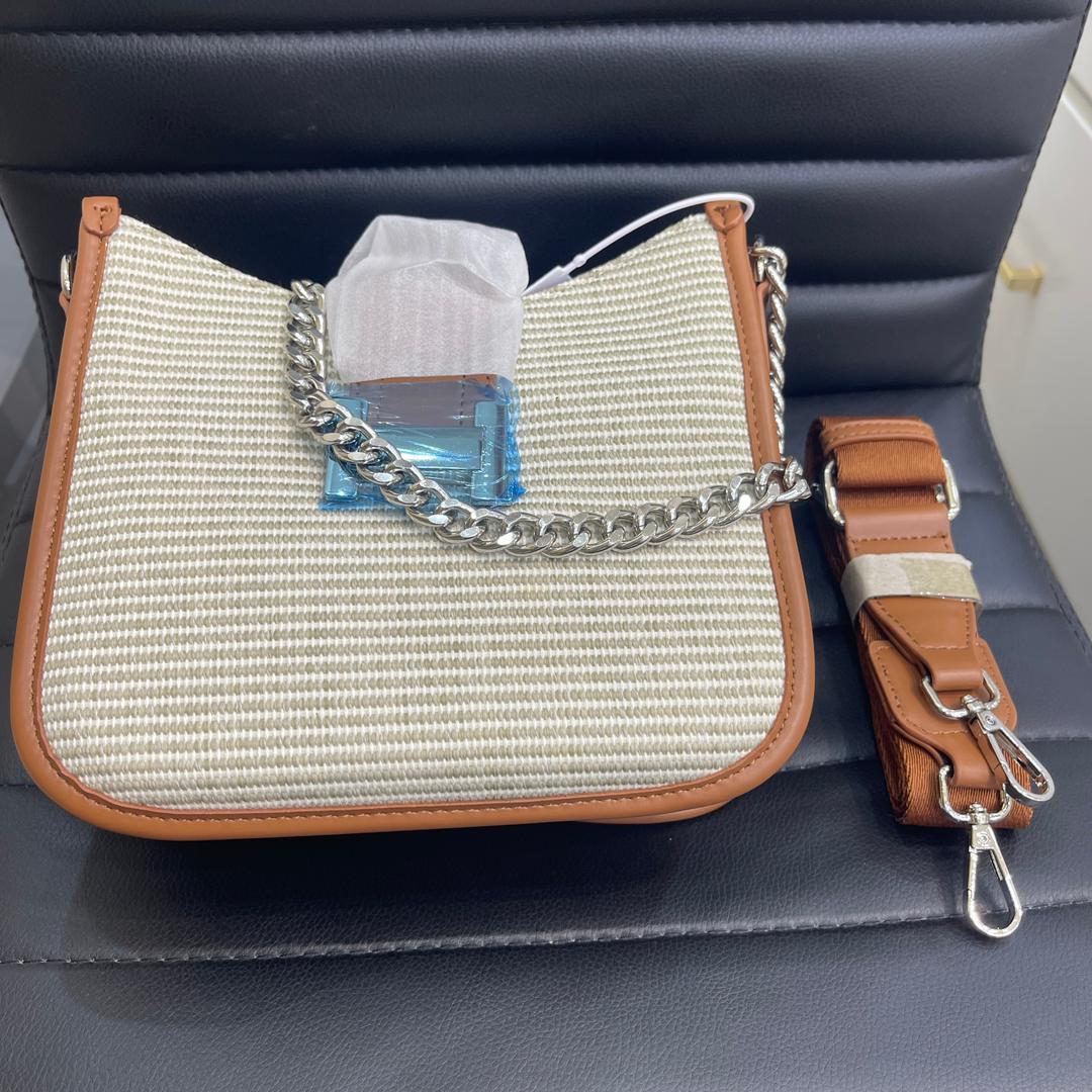 🤎 شنطة ليـورا – أناقة مريحة بتفاصيل عصرية