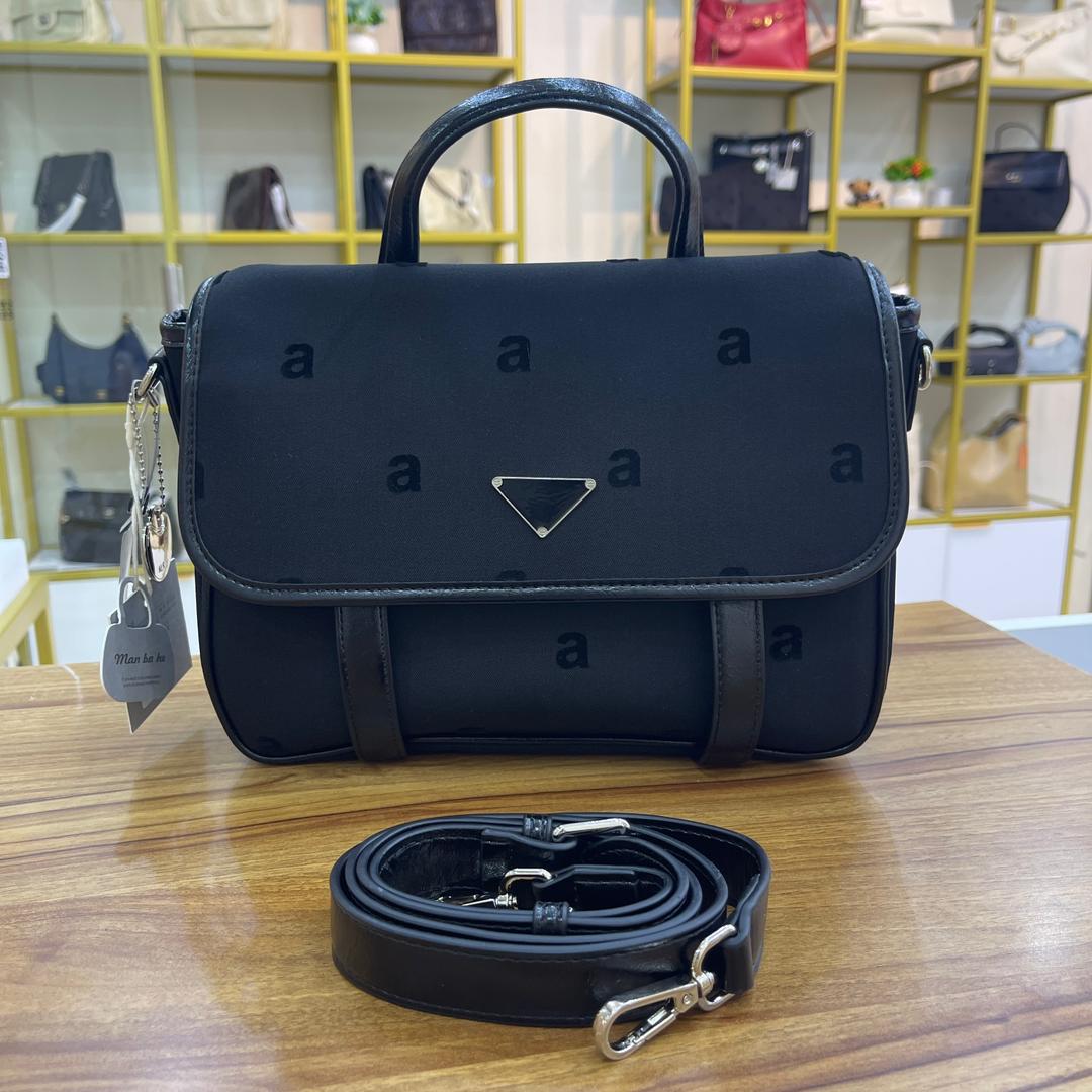 🖤 شنطة AURA المتوسطة – توازن الأناقة والعملية