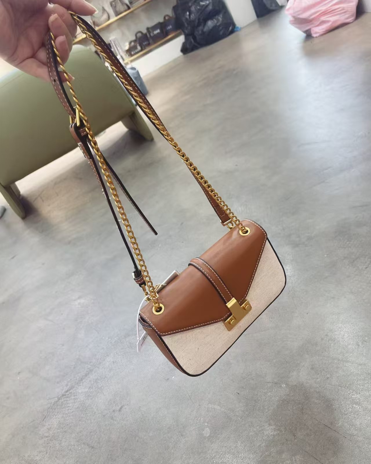 🤎 شنطة كاميليا – تفاصيل جلدية ولمسة ذهبية