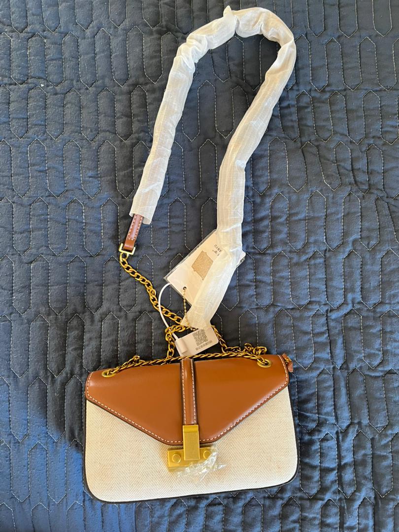 🤎 شنطة كاميليا – تفاصيل جلدية ولمسة ذهبية