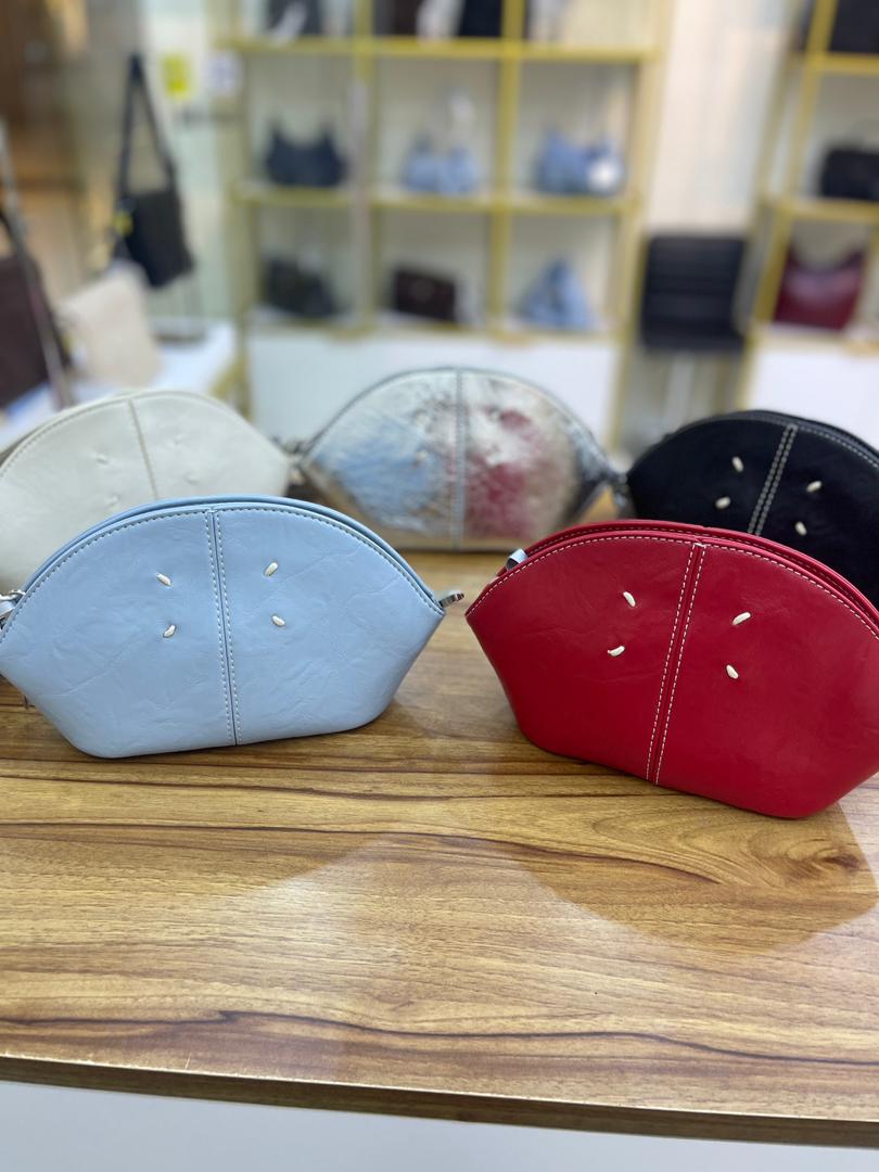 ❤️ شنطة نُـور – أناقة لامعة بألوان متعددة