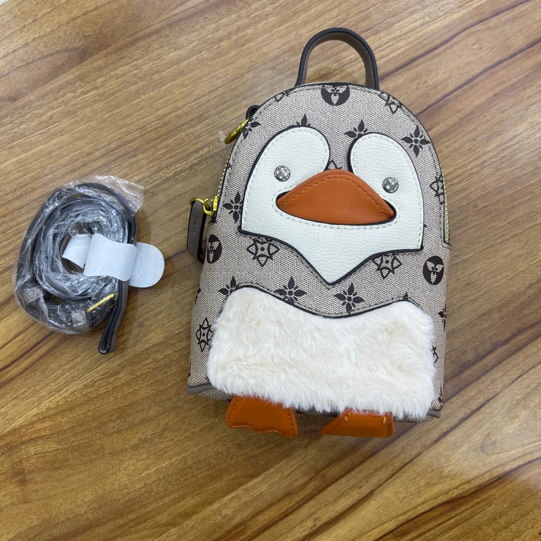 👜 شنطة Pingu Mini – بطريق لطيف بستايل ناعم