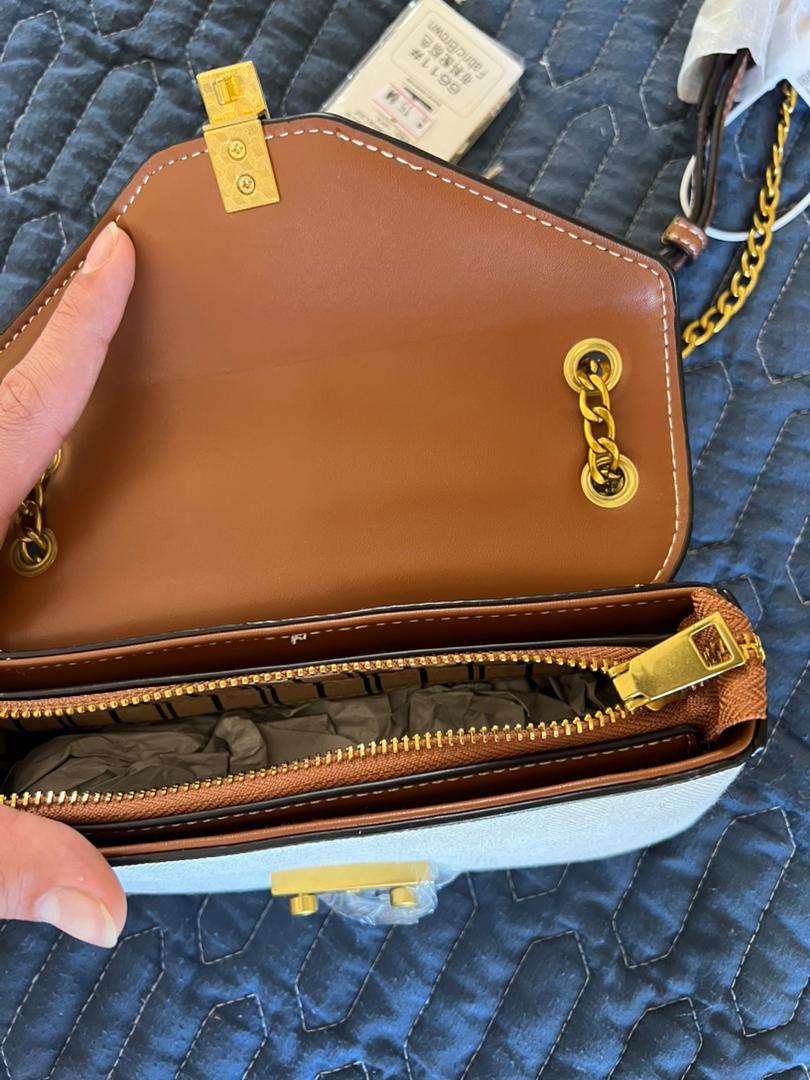 🤎 شنطة كاميليا – تفاصيل جلدية ولمسة ذهبية