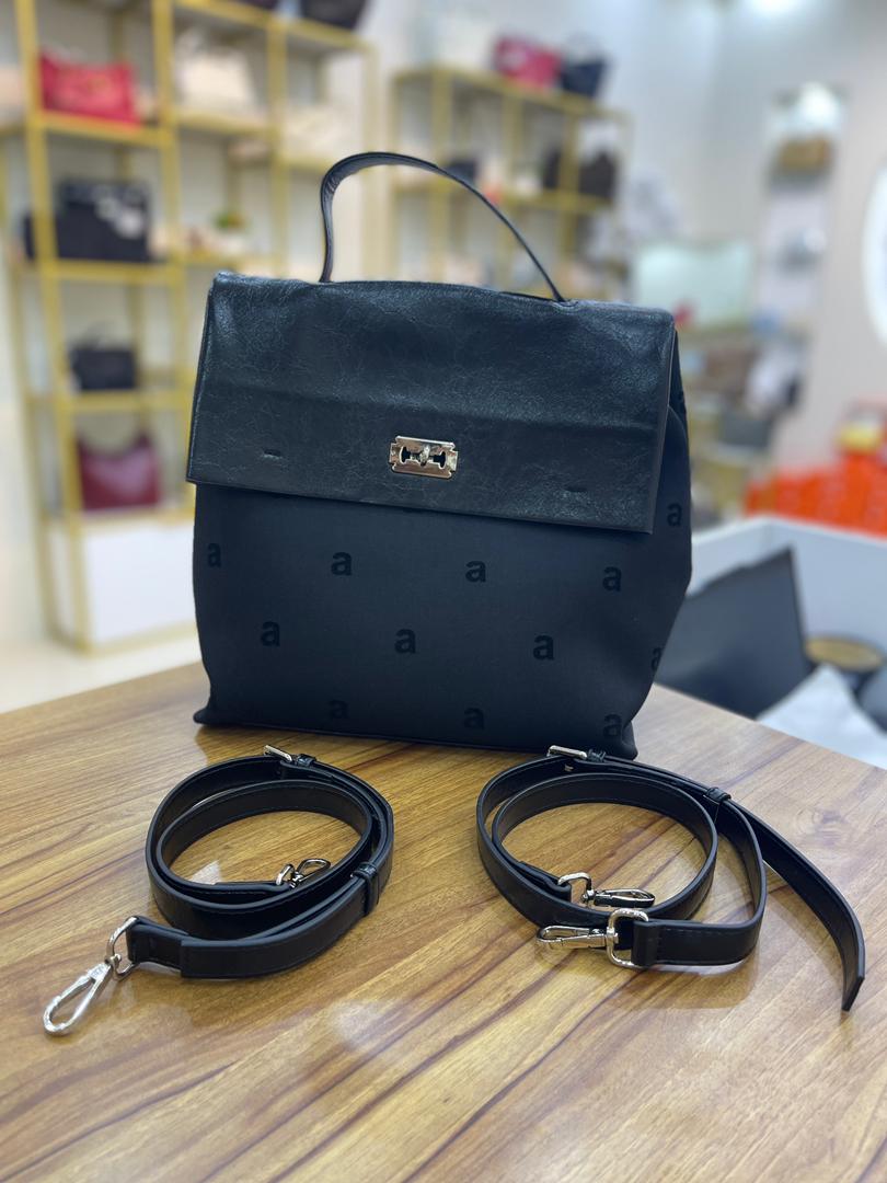 🖤 شنطة AURA الكبيرة – لمسة فخامة متكاملة