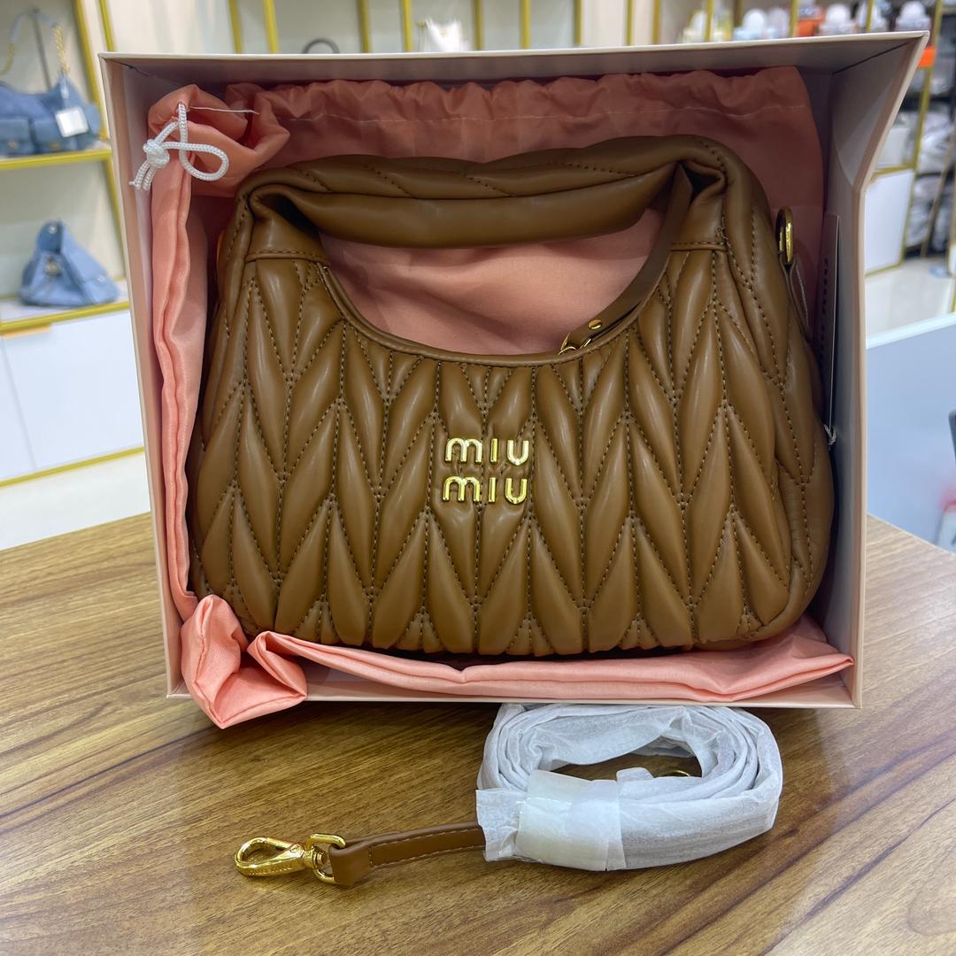 شنطة MIU MIU الكبيرة