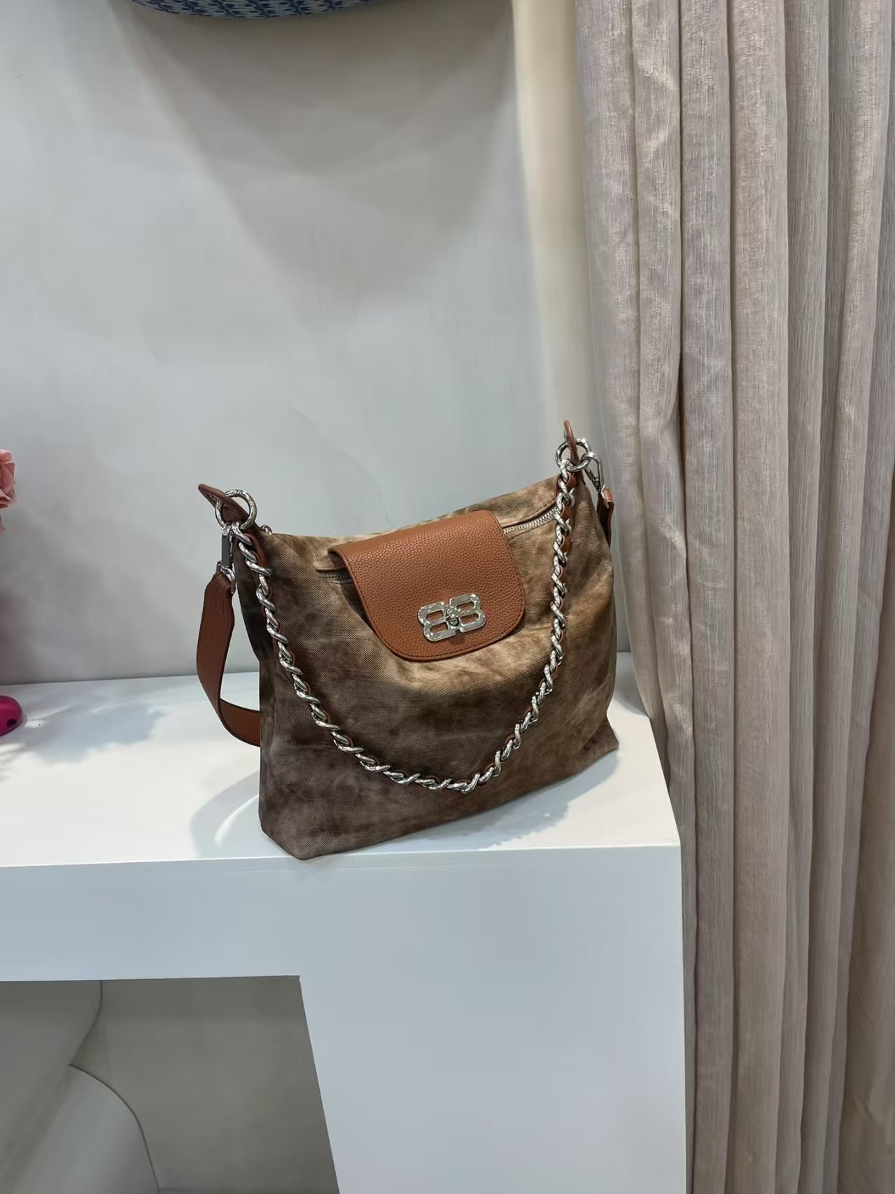 ✨ شنطة دانية – فخامة المخمل وتفاصيل الجلد الراقي ✨