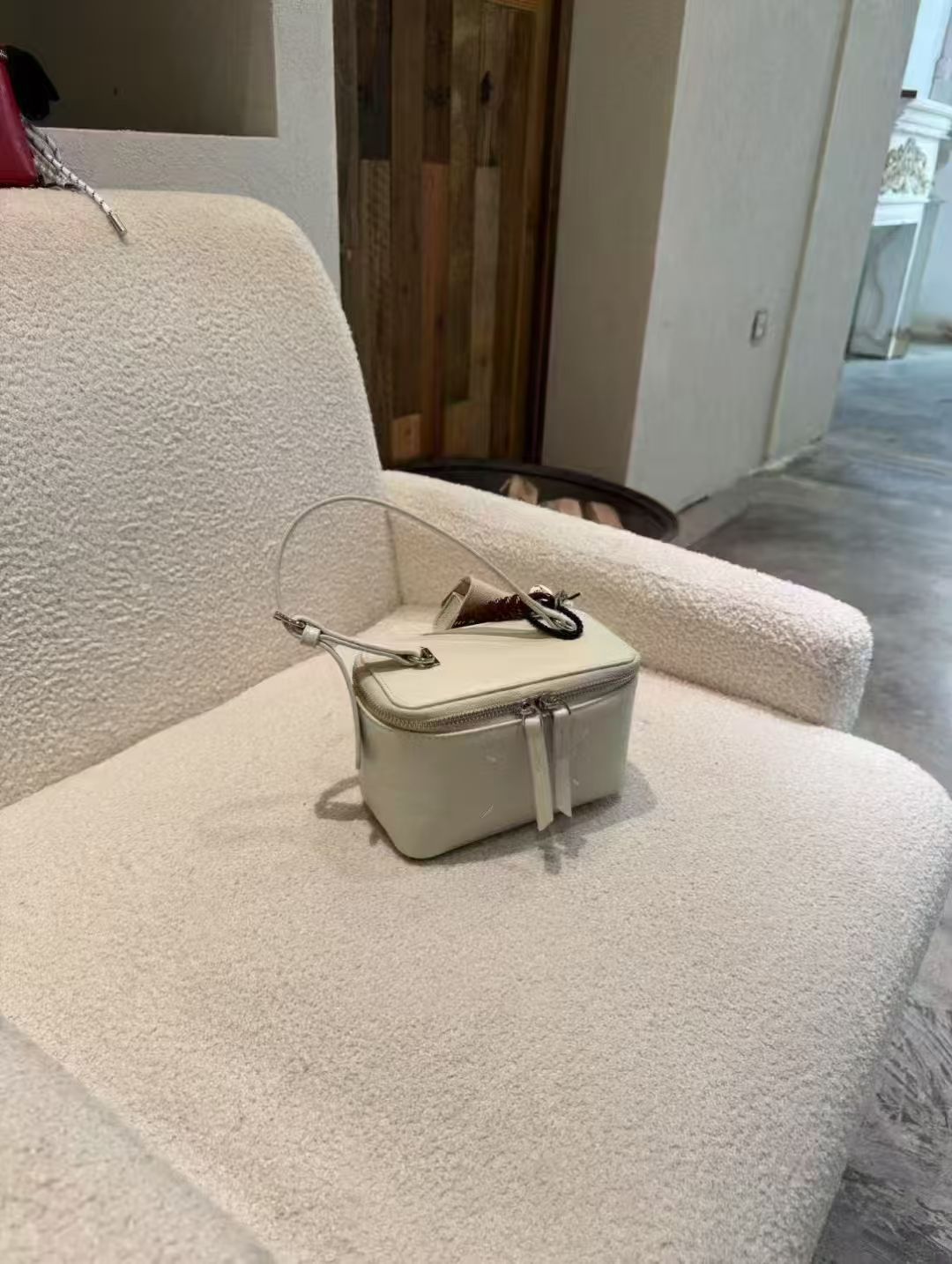 🤍 شنطة مِـيرا – الأناقة في صندوق صغير