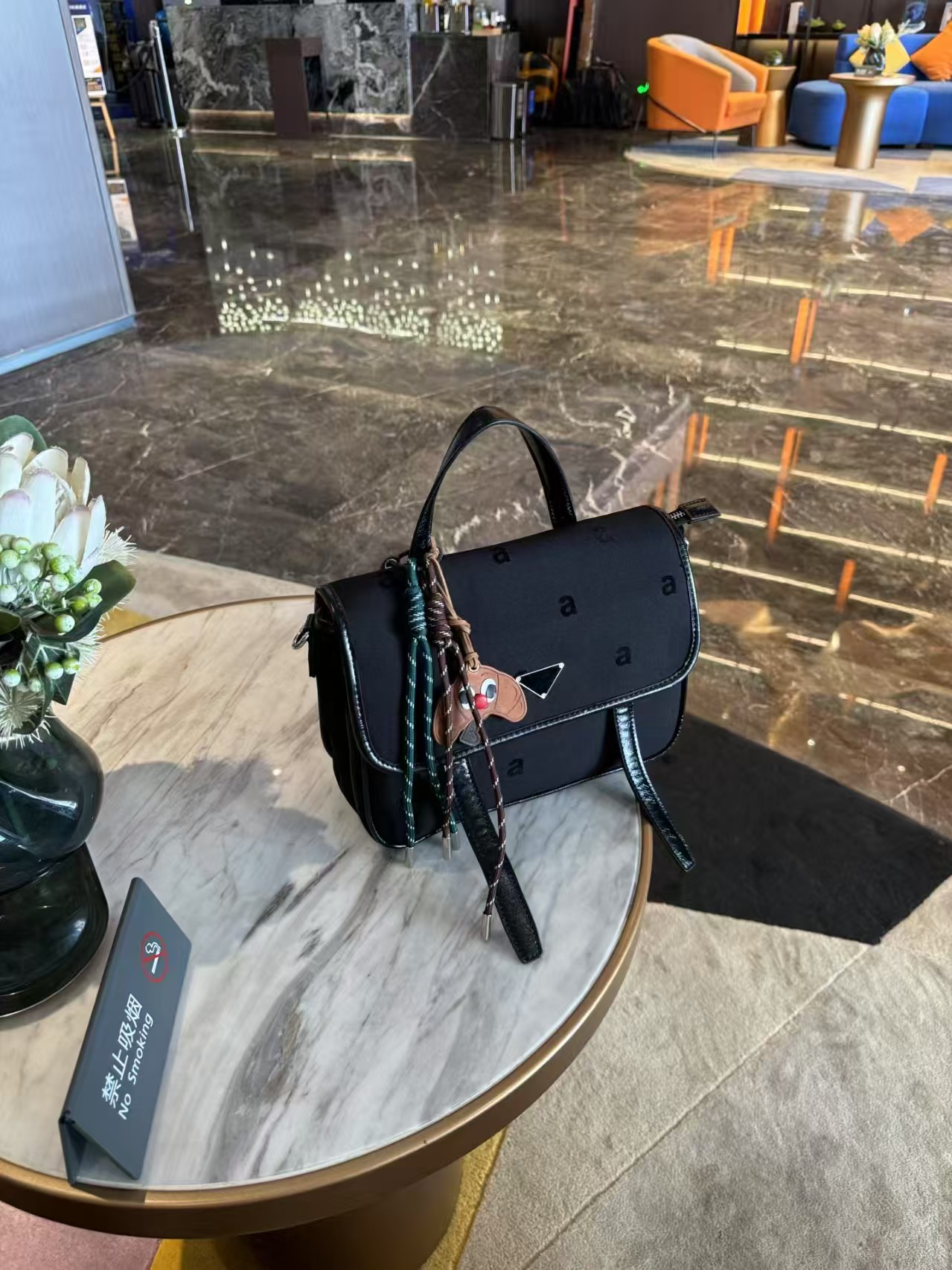 🖤 شنطة AURA المتوسطة – توازن الأناقة والعملية