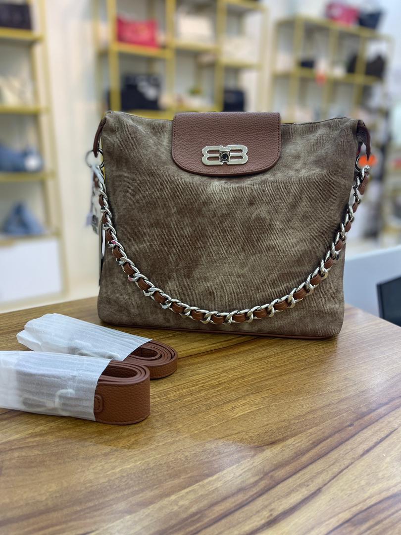 ✨ شنطة دانية – فخامة المخمل وتفاصيل الجلد الراقي ✨