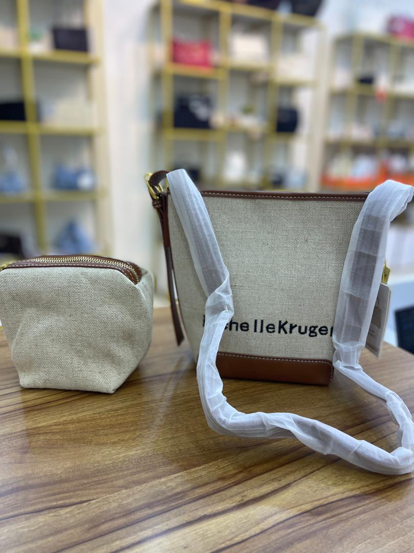 🤎 شنطة نـورا – لمسة مصمّمة بتفاصيل فنية