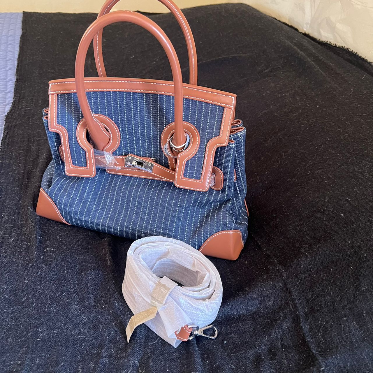 شنطة ديڤينا كلاسيك ( المستوحاه من هرمز )