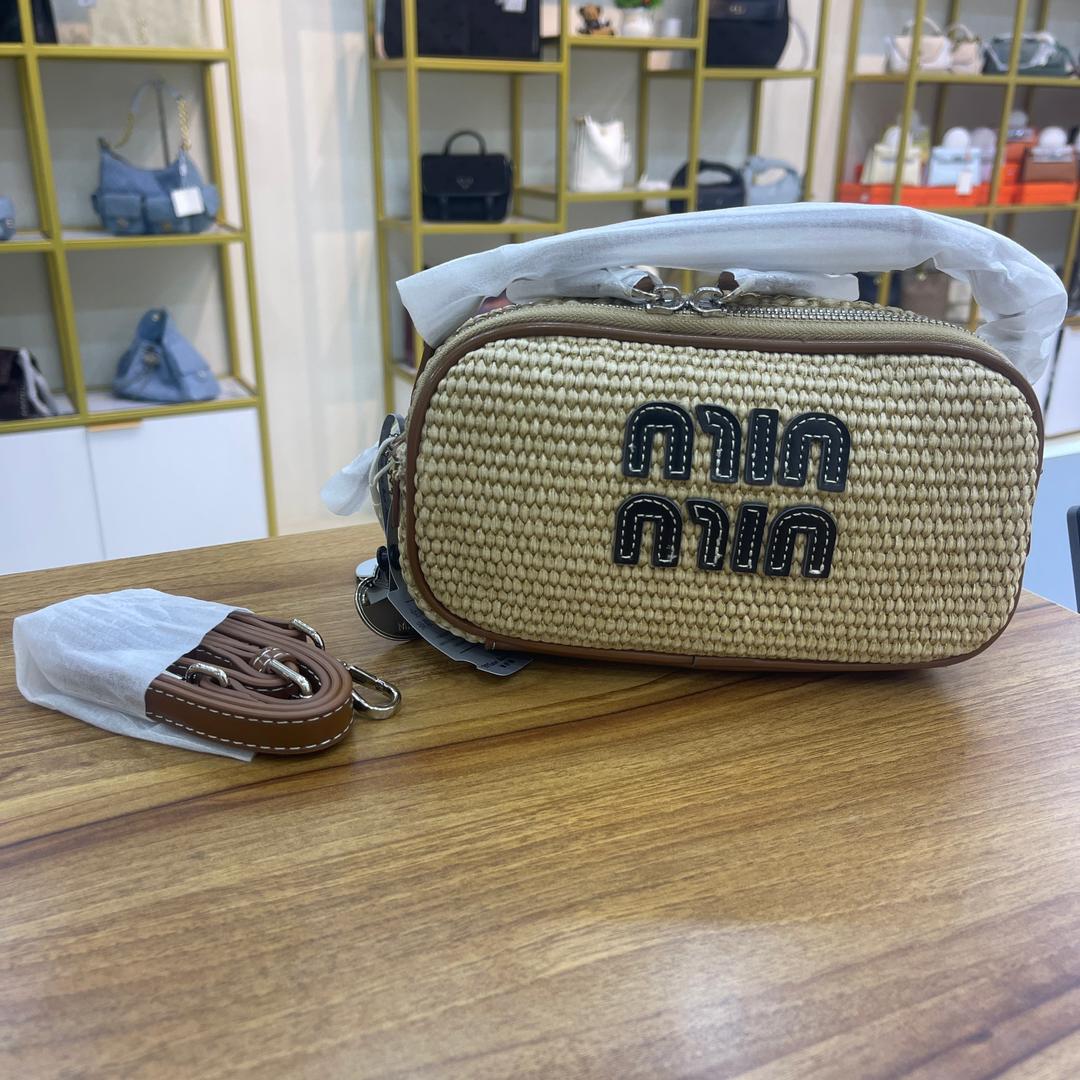 شنطة MIU MIU Raffia Chic