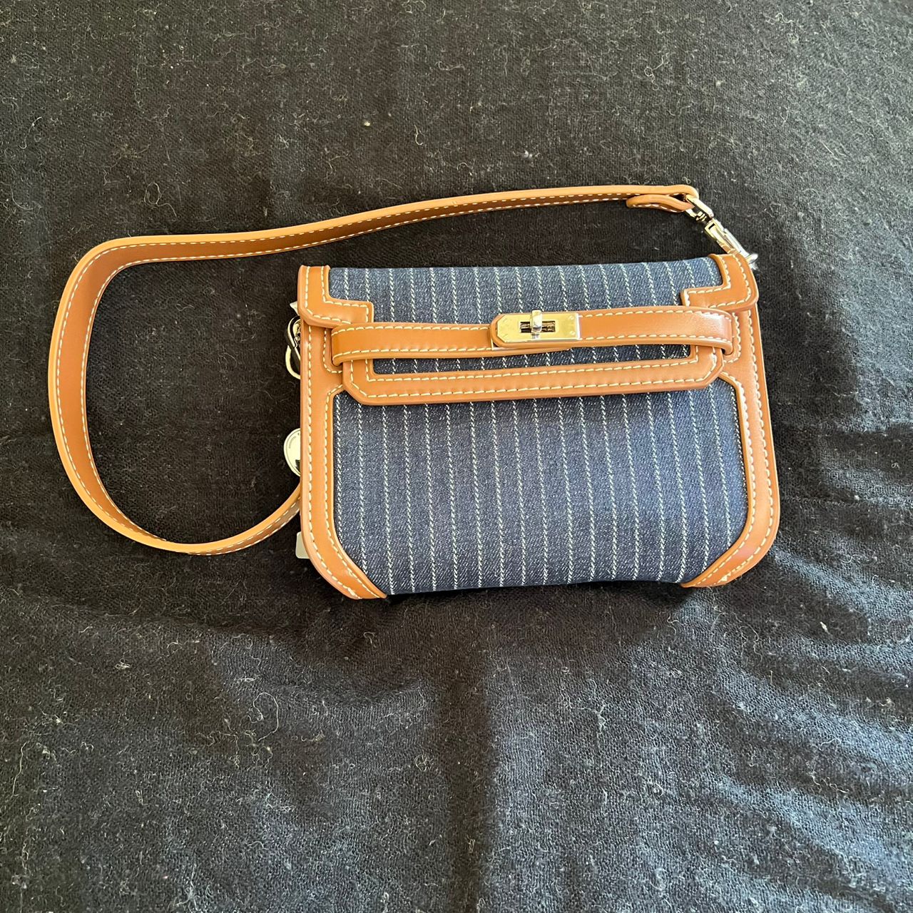 شنطة ميني ديڤينا كلاسيك ( المستوحاه من هرمز )