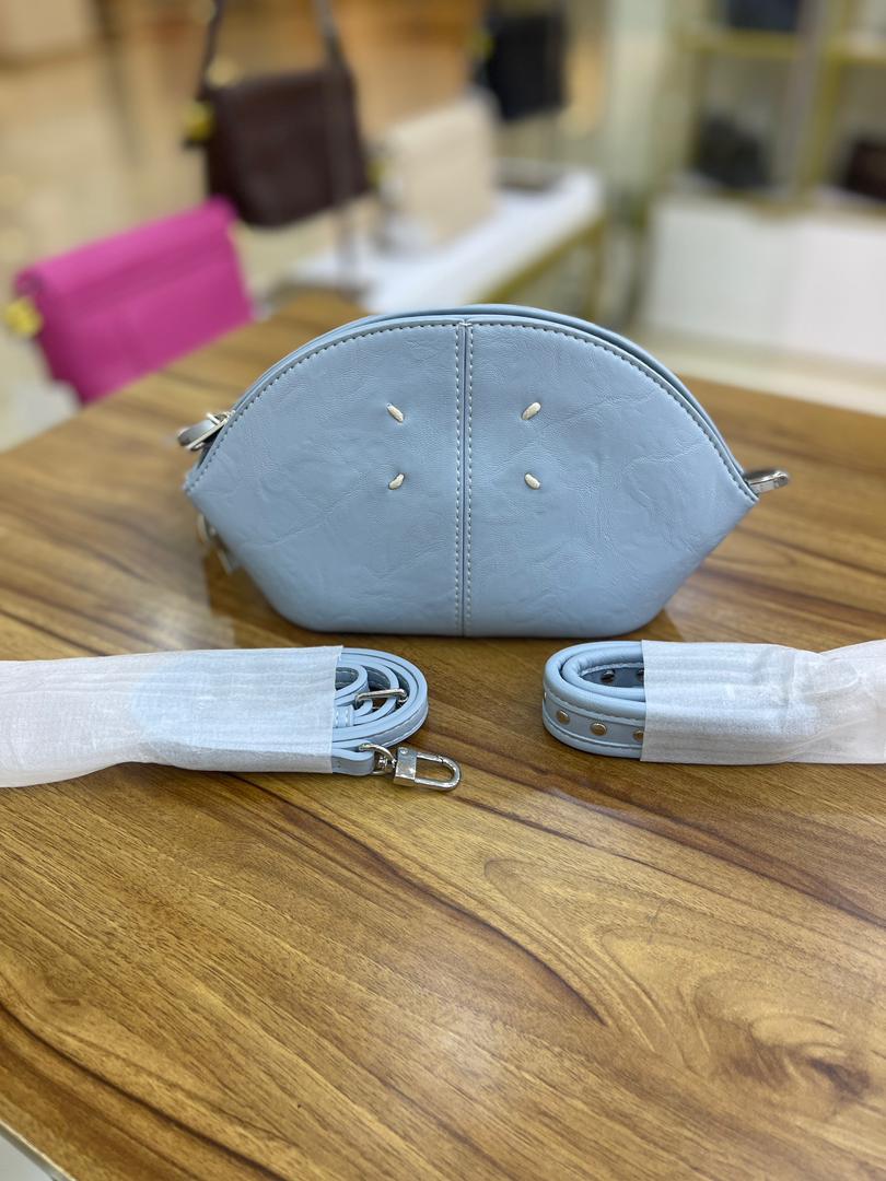 ❤️ شنطة نُـور – أناقة لامعة بألوان متعددة