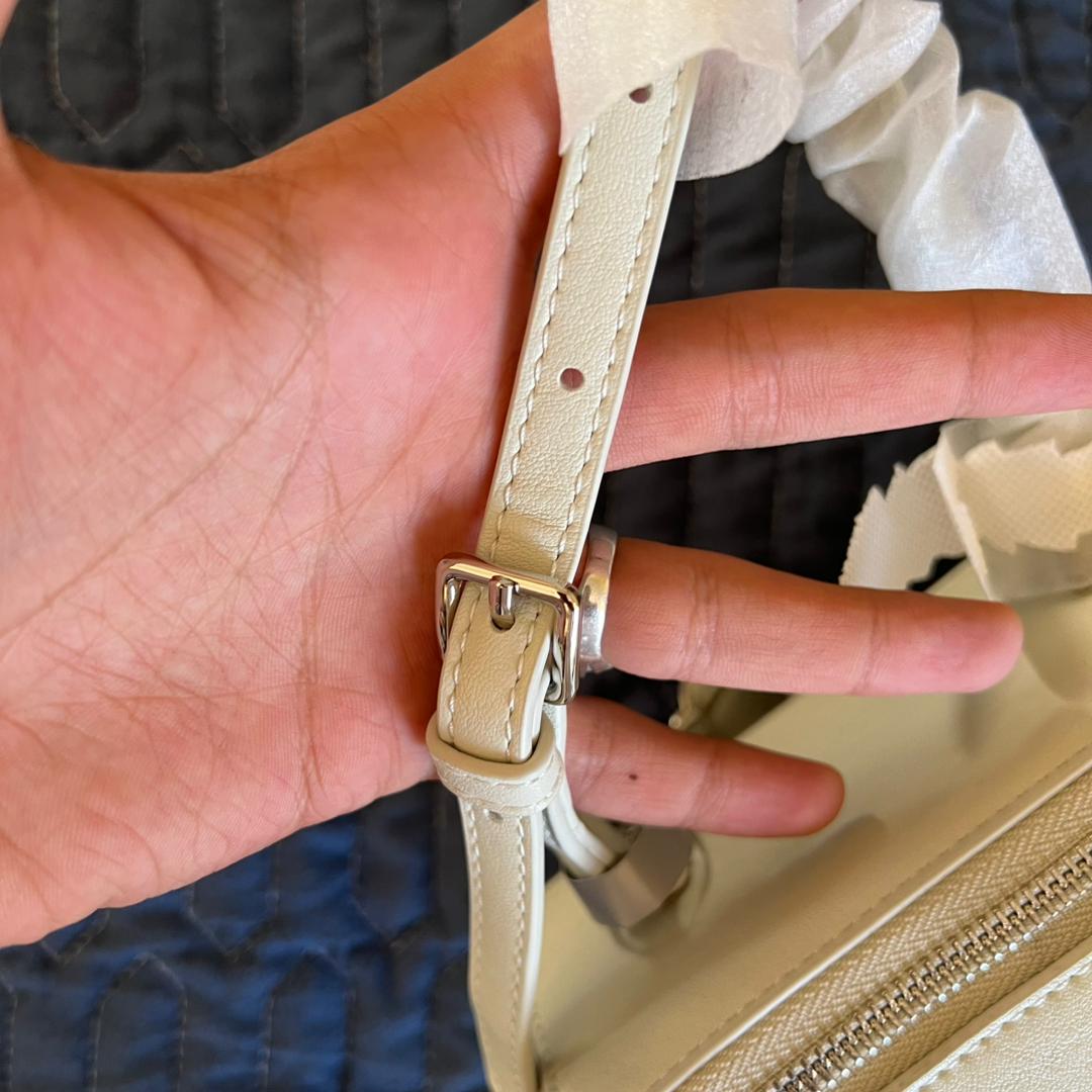 🤍 شنطة مِـيرا – الأناقة في صندوق صغير