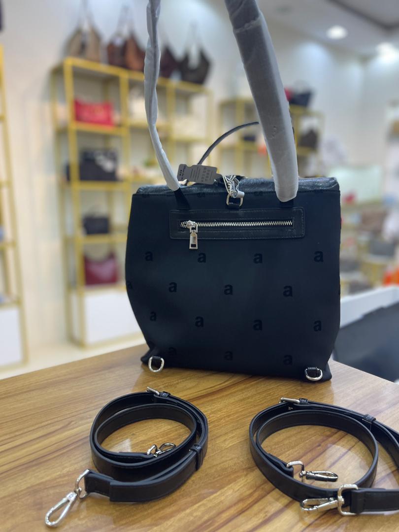 🖤 شنطة AURA الكبيرة – لمسة فخامة متكاملة