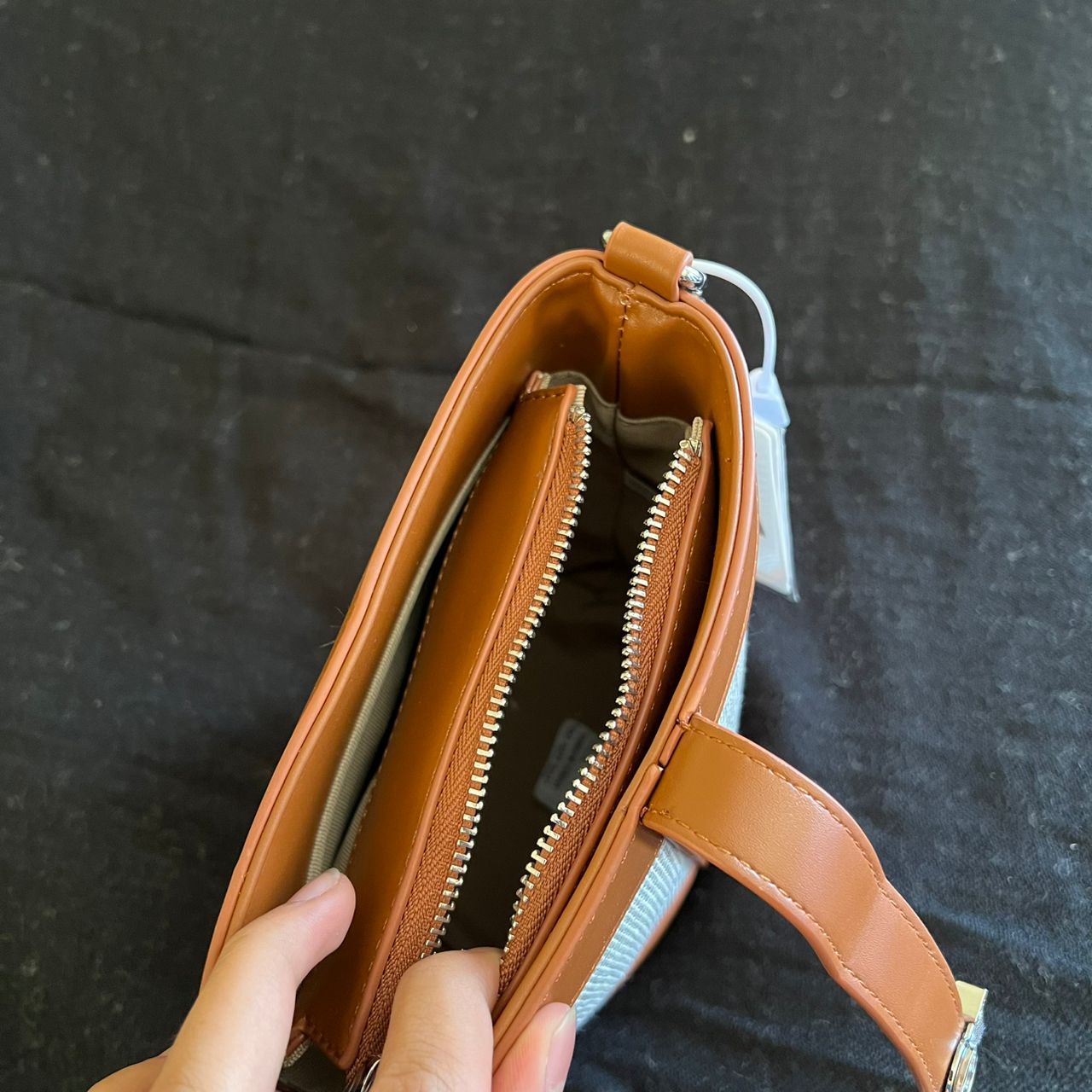 🤎 شنطة نـايـلا – لمسة البوكت الكلاسيكية الفاخرة