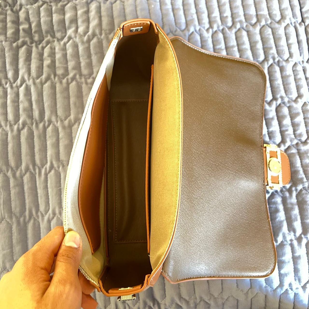 🤎 شنطة مارلا – أناقة الخامة ودفء التفاصيل