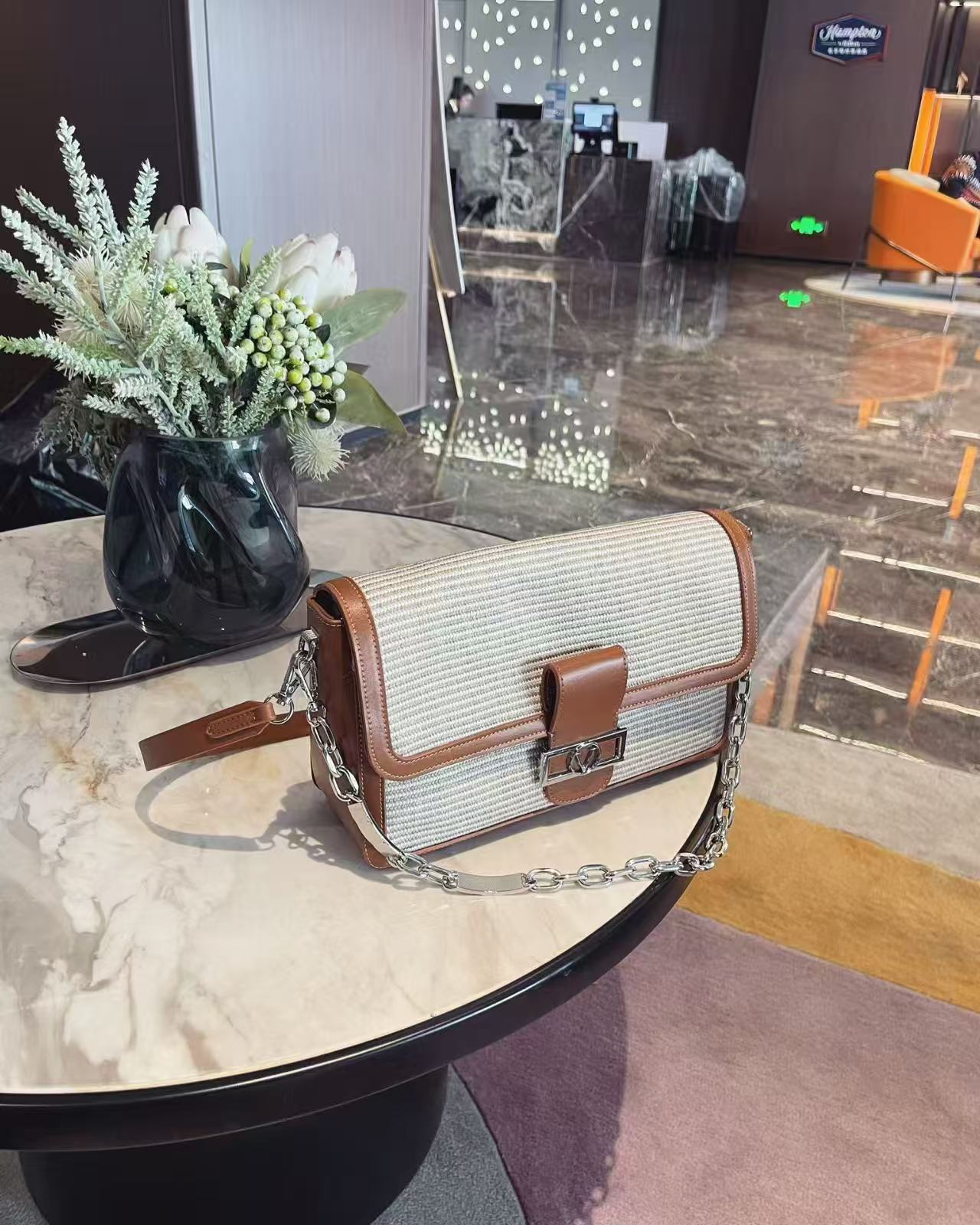 🤎 شنطة مارلا – أناقة الخامة ودفء التفاصيل