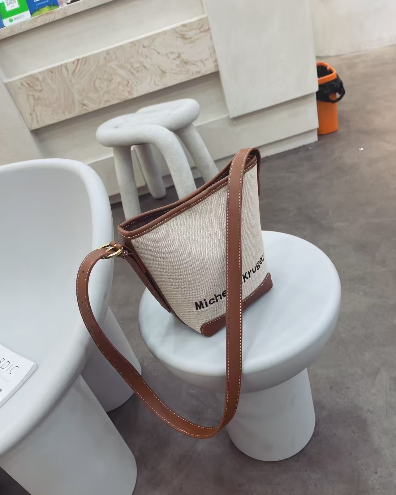 🤎 شنطة نـورا – لمسة مصمّمة بتفاصيل فنية