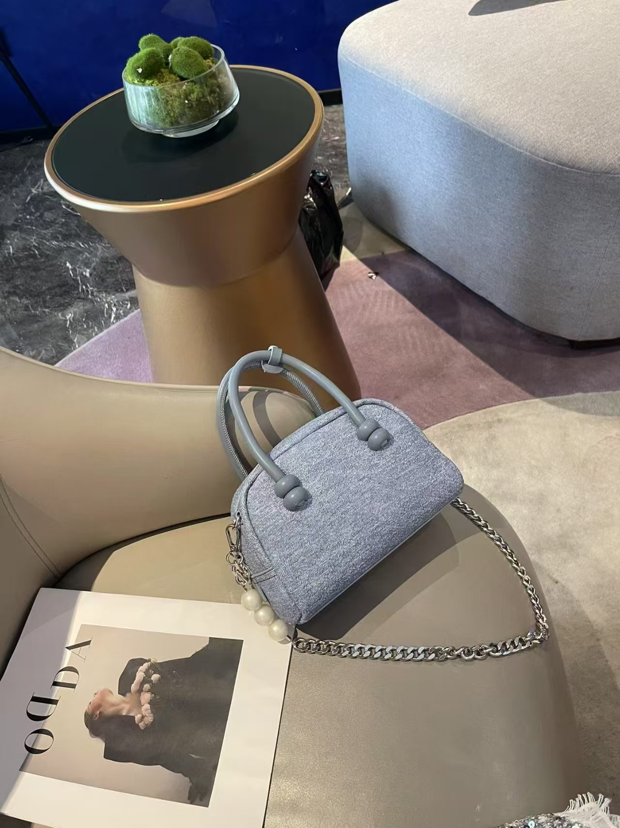 💙 شنطة لُـورا – لمسة أناقة عصرية بتفاصيل لؤلؤية