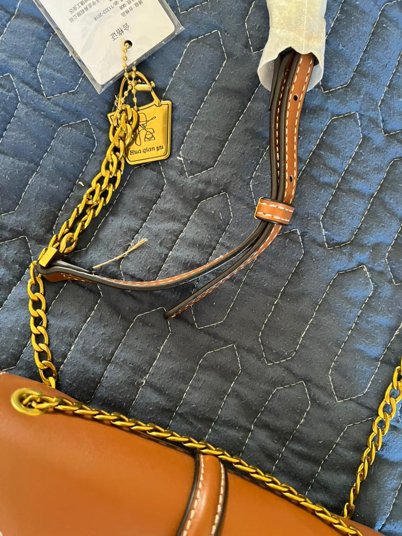 🤎 شنطة كاميليا – تفاصيل جلدية ولمسة ذهبية