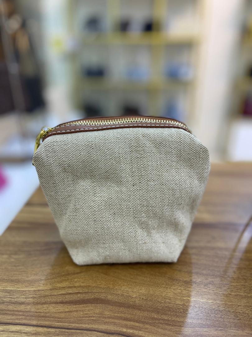 🤎 شنطة نـورا – لمسة مصمّمة بتفاصيل فنية