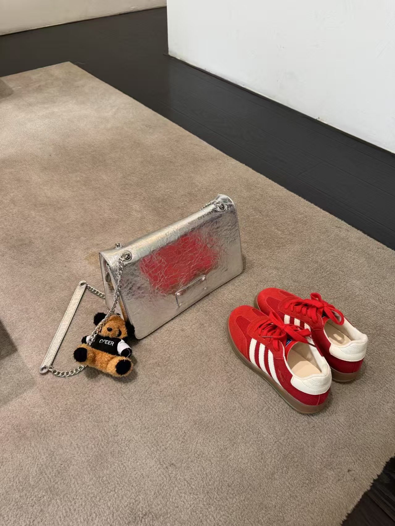 ❤️ شنطة رُبى – فخامة المعدن بلمسة لونية جريئة