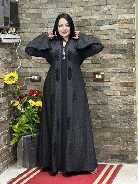 عباية سوداء أنيقة بتطريز فاخر