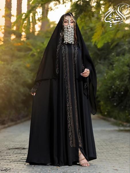 عباية سوداء فاخرة بتطريز شرقي ولمسة تراثية