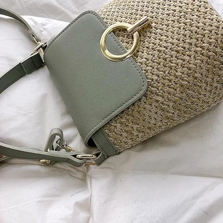 حقيبة يد من القش بتصميم صيفي أنيق