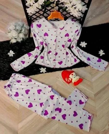 بيجامات أنيقة ومريحة بنقوش القلوب
