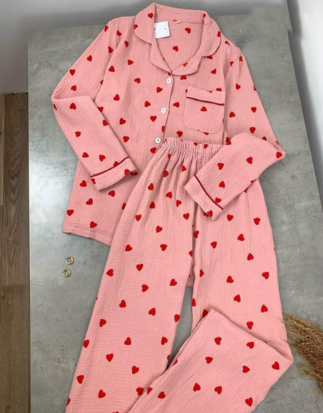 بيجاما ساتان ناعمة بنقشة القلوب – فخامة وأناقة لراحة مثالية