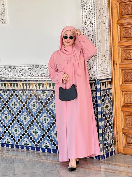 عباية أنيقة بتصميم عصري ومطرزات فاخرة