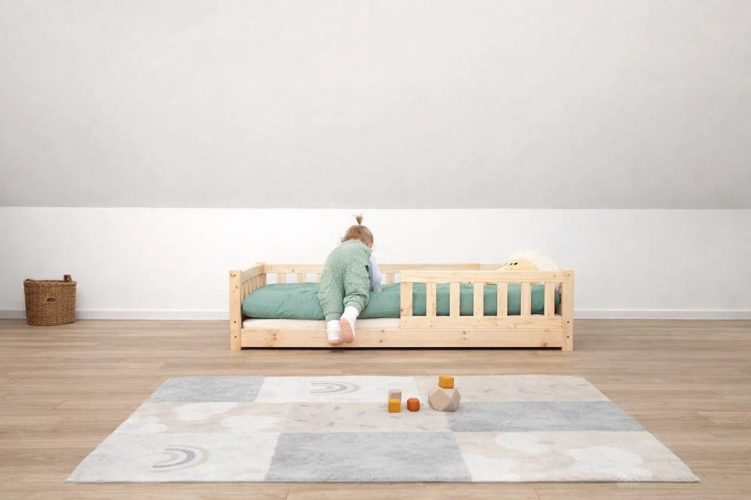 Lit MONTESSORI 100 % bois naturel - 3 tailles