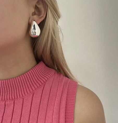 اقراط نسائية باللون دهبي على شكل نقرت ماء