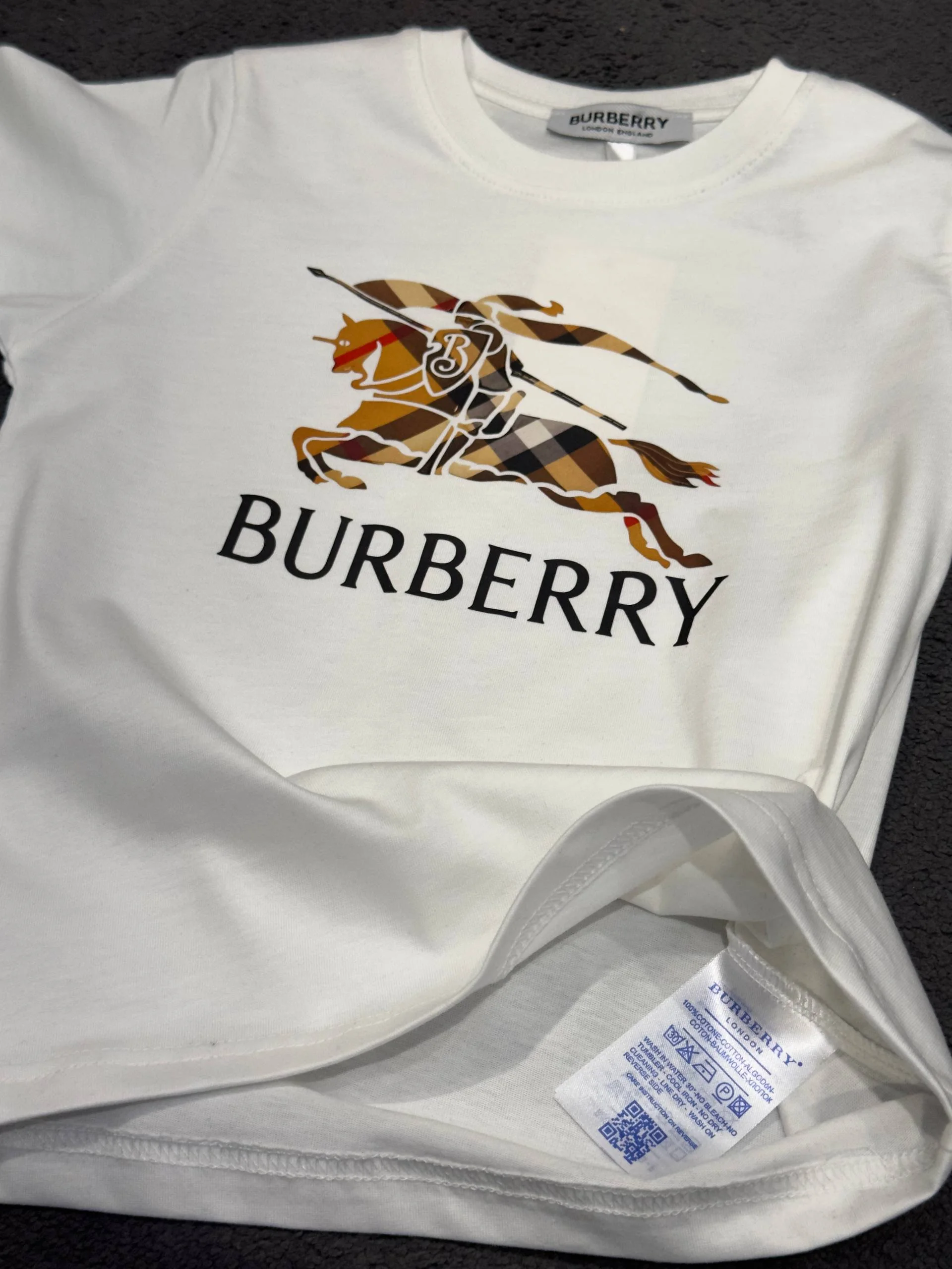 تراك VIP ولادي بتصميم "Burberry" الفاخر (خامة ثقيلة) – أبيض وخاكي