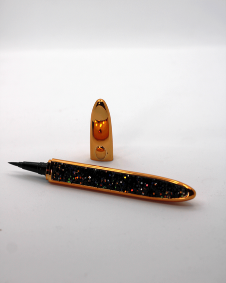 قلم الآيلاينر اللاصق