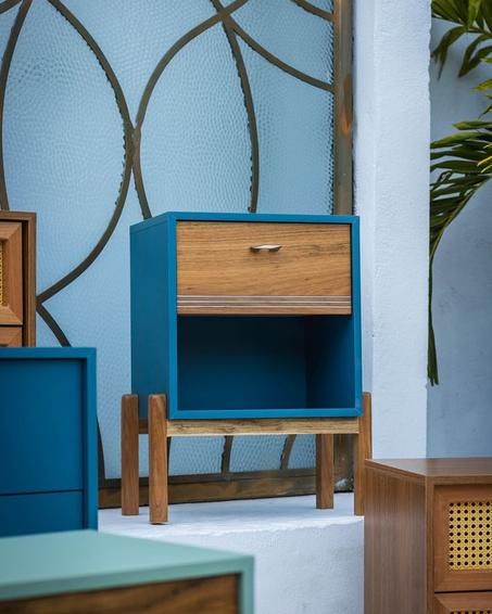 طاولة جانبية بلمسة  عصرية