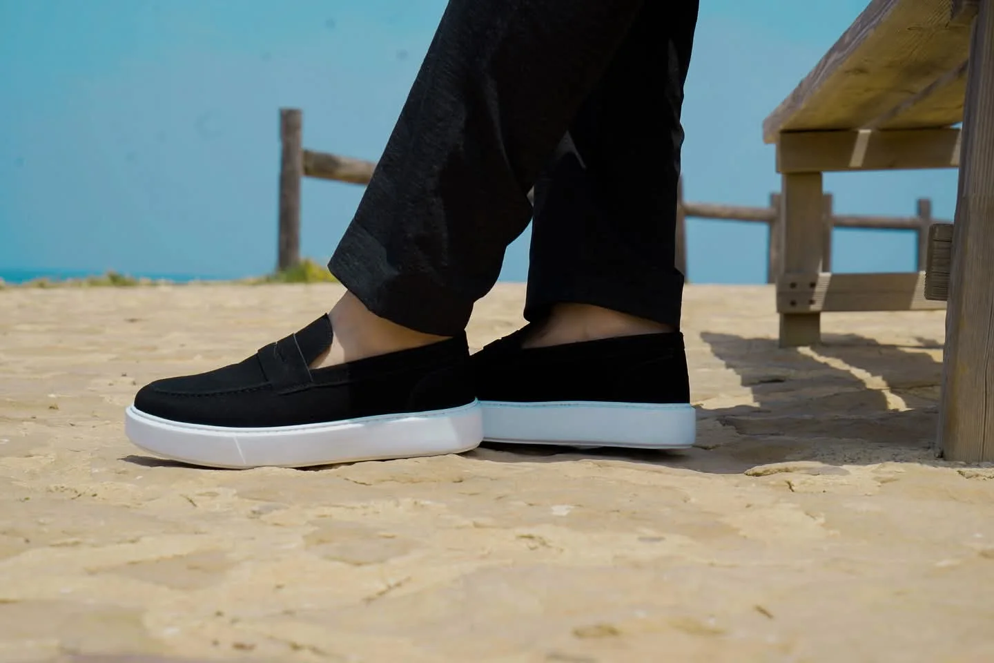 Mocassins noir en cuir dim avec semelle extérieure contrastante